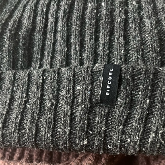 Bundle of 6 Mixed Brand Beanies Rip Curl, Manzella, and non name brand. - Picture 4 of 14